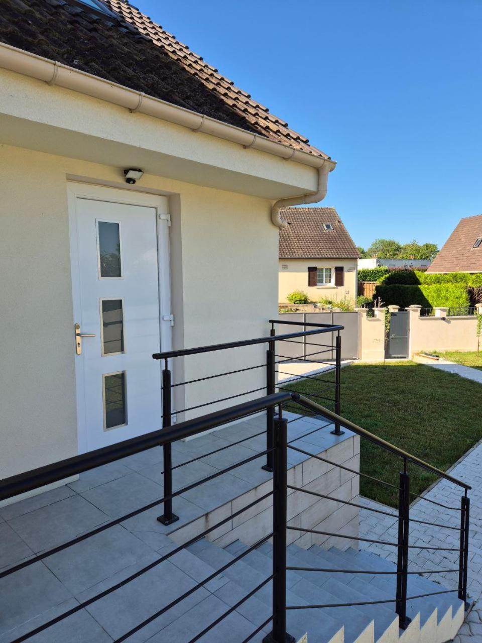 Independant Dans Zone Pavillonnaire Au Calme, Situe Entre Disneyland Et Paris Apartment *